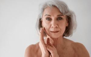 Read more about the article Anti-Aging-Pflege für den Körper: Hyaluron gegen Hautalterung am Körper